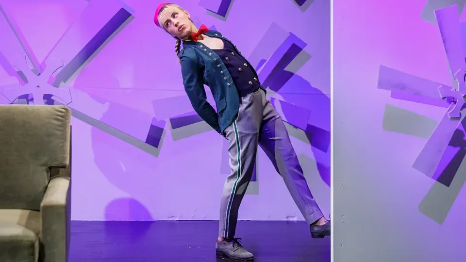 Tamara Hofer in der Rolle des Engel Ariel. Sie trägt ein Pagenkostüm und eine rote Fliege.